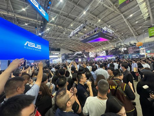 대만 타이베이에서 개최된 아시아 최대 정보기술(IT) 박람회 ‘컴퓨텍스 2025’ 개막 첫날인 20일(현지시간) 난강 전시센터 1홀에 많은 인파들이 몰려 있다.