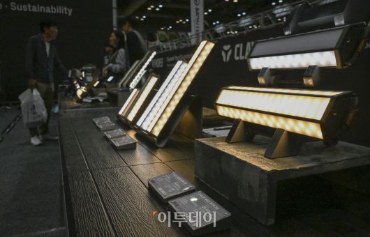 23일 경기 고양시 킨텍스에서 열린 2025 국제아웃도어캠핑&레포츠페스티벌(2025 GOCAF)을 찾은 관람객들이 캠핑용품을 살펴보고 있다. 텐트, 침낭, 랜턴 등 캠핑 장비와 차박, 캠핑카 등 캠핑 관련 품목, 레저스포츠, 낚시 등 레포츠 물품을 한 자리 전시한 GOCAF는 이날부터 25일까지 사흘간 열린다. 조현호 기자 hyunho@