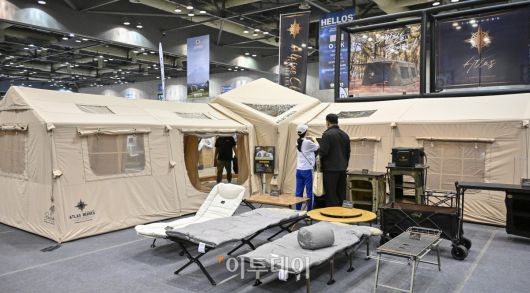 23일 경기 고양시 킨텍스에서 열린 2025 국제아웃도어캠핑&레포츠페스티벌(2025 GOCAF)을 찾은 관람객들이 캠핑용품을 살펴보고 있다. 텐트, 침낭, 랜턴 등 캠핑 장비와 차박, 캠핑카 등 캠핑 관련 품목, 레저스포츠, 낚시 등 레포츠 물품을 한 자리 전시한 GOCAF는 이날부터 25일까지 사흘간 열린다. 조현호 기자 hyunho@