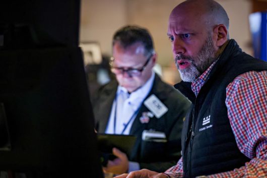 미국 뉴욕증권거래소(NYSE)에서 13일(현지시간) 트레이더들이 근무하고 있다. 뉴욕/로이터연합뉴스