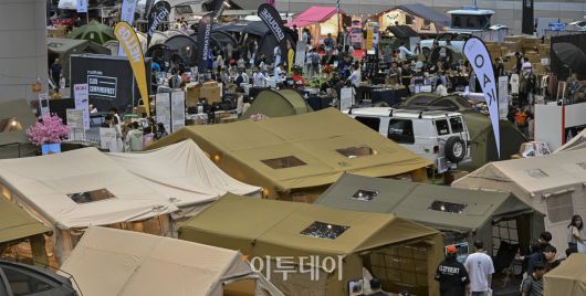 23일 경기 고양시 킨텍스에서 열린 2025 국제아웃도어캠핑&레포츠페스티벌(2025 GOCAF)을 찾은 관람객들이 캠핑용품을 살펴보고 있다. 텐트, 침낭, 랜턴 등 캠핑 장비와 차박, 캠핑카 등 캠핑 관련 품목, 레저스포츠, 낚시 등 레포츠 물품을 한 자리 전시한 GOCAF는 이날부터 25일까지 사흘간 열린다. 조현호 기자 hyunho@