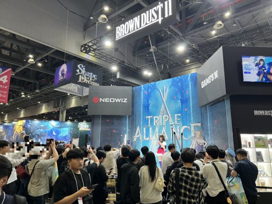 23일 플레이엑스포 2025가 진행 중인 일산 킨텍스에서 네오위즈의 게임 브라운 더스트2와 관련해 많은 관람객들이 무대 발표를 관람하고 있다.