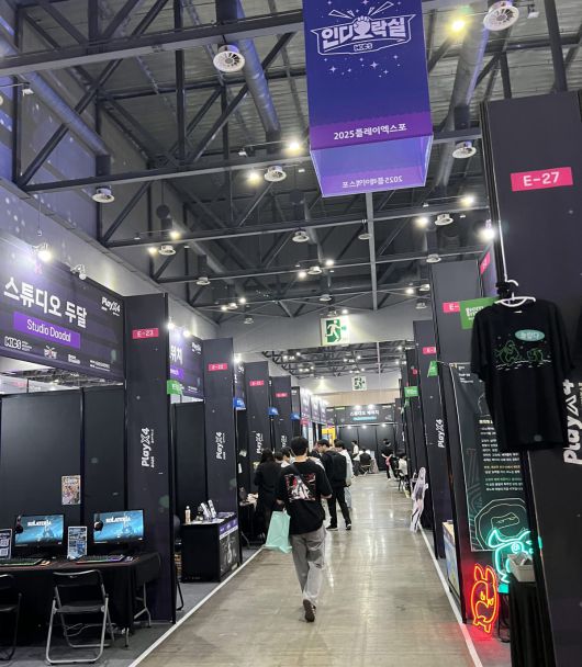 23일 플레이엑스포 2025가 진행 중인 일산 킨텍스에서 방문객들이 다양한 게임 부스를 둘러보고 있다.