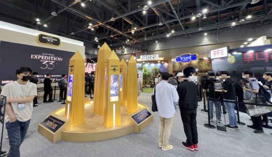 23일 플레이엑스포 2025가 열리고 있는 일산 킨텍스 전시회장에서 방문객들이 다양한 부스를 체험하고 있다.