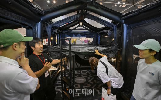 23일 경기 고양시 킨텍스에서 열린 2025 국제아웃도어캠핑&레포츠페스티벌(2025 GOCAF)을 찾은 관람객들이 캠핑용품을 살펴보고 있다. 텐트, 침낭, 랜턴 등 캠핑 장비와 차박, 캠핑카 등 캠핑 관련 품목, 레저스포츠, 낚시 등 레포츠 물품을 한 자리 전시한 GOCAF는 이날부터 25일까지 사흘간 열린다. 조현호 기자 hyunho@