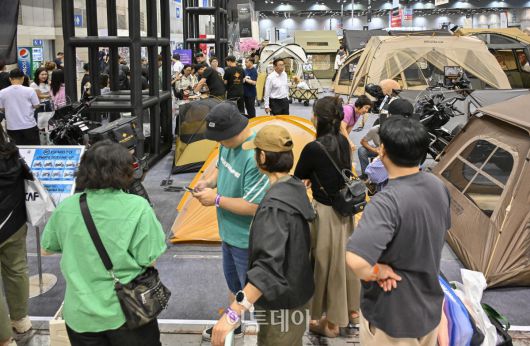 23일 경기 고양시 킨텍스에서 열린 2025 국제아웃도어캠핑&레포츠페스티벌(2025 GOCAF)을 찾은 관람객들이 캠핑용품을 살펴보고 있다. 텐트, 침낭, 랜턴 등 캠핑 장비와 차박, 캠핑카 등 캠핑 관련 품목, 레저스포츠, 낚시 등 레포츠 물품을 한 자리 전시한 GOCAF는 이날부터 25일까지 사흘간 열린다. 조현호 기자 hyunho@