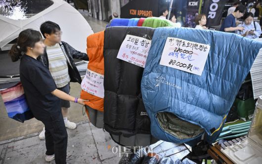 23일 경기 고양시 킨텍스에서 열린 2025 국제아웃도어캠핑&레포츠페스티벌(2025 GOCAF)을 찾은 관람객들이 캠핑용품을 살펴보고 있다. 텐트, 침낭, 랜턴 등 캠핑 장비와 차박, 캠핑카 등 캠핑 관련 품목, 레저스포츠, 낚시 등 레포츠 물품을 한 자리 전시한 GOCAF는 이날부터 25일까지 사흘간 열린다. 조현호 기자 hyunho@