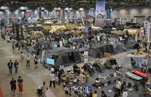 23일 경기 고양시 킨텍스에서 열린 2025 국제아웃도어캠핑&레포츠페스티벌(2025 GOCAF)을 찾은 관람객들이 캠핑용품을 살펴보고 있다. 텐트, 침낭, 랜턴 등 캠핑 장비와 차박, 캠핑카 등 캠핑 관련 품목, 레저스포츠, 낚시 등 레포츠 물품을 한 자리 전시한 GOCAF는 이날부터 25일까지 사흘간 열린다. 조현호 기자 hyunho@