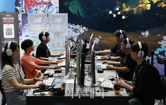 22일 경기 일산 킨텍스 제1전시장에서 열린 2025 플레이엑스포(PlayX4)에서 관람객들이 게임을 즐기고 있다. 25일까지 열리는 이번 행사에는 국내외 주요 게임 기업들이 참석해 신작 전시 및 체험, 레트로장터, e스포츠 대회, 코스프레 이벤트 등 다양한 프로그램을 만날 수 있다.