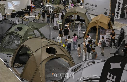 23일 경기 고양시 킨텍스에서 열린 2025 국제아웃도어캠핑&레포츠페스티벌(2025 GOCAF)을 찾은 관람객들이 캠핑용품을 살펴보고 있다. 텐트, 침낭, 랜턴 등 캠핑 장비와 차박, 캠핑카 등 캠핑 관련 품목, 레저스포츠, 낚시 등 레포츠 물품을 한 자리 전시한 GOCAF는 이날부터 25일까지 사흘간 열린다. 조현호 기자 hyunho@