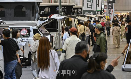 23일 경기 고양시 킨텍스에서 열린 2025 국제아웃도어캠핑&레포츠페스티벌(2025 GOCAF)을 찾은 관람객들이 캠핑용품을 살펴보고 있다. 텐트, 침낭, 랜턴 등 캠핑 장비와 차박, 캠핑카 등 캠핑 관련 품목, 레저스포츠, 낚시 등 레포츠 물품을 한 자리 전시한 GOCAF는 이날부터 25일까지 사흘간 열린다. 조현호 기자 hyunho@