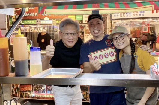 젠슨 황 엔비디아 최고경영자(CEO)가 야시장을 찾아 상인들과 촬영한 사진.