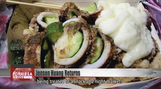 젠슨 황 엔비디아 최고경영자(CEO)가 지난해 닝샤 야시장에서 오징어 튀김을 먹었다는 내용의 대만 방송 뉴스 영상 캡처.