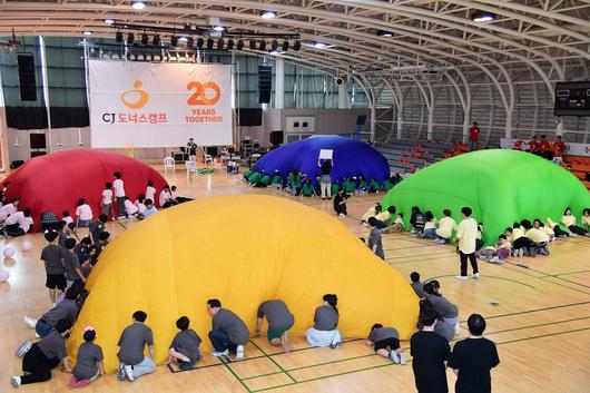 24일 서울 서대문구에서 진행된 ‘CJ도너스캠프 운동회’에 참가한 지역아동센터 어린이들이 바람잡는 특공대 게임을 하고 있다.