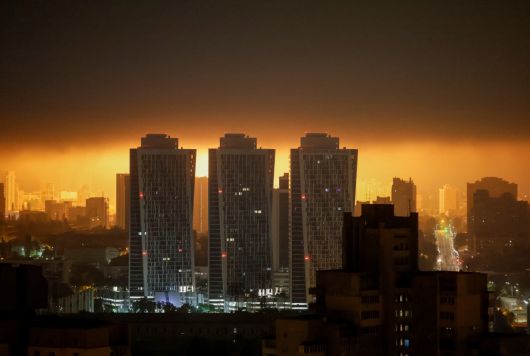 우크라이나 키이우에서 25일(현지시간) 러시아 드론들이 폭발해 빛을 내고 있다. 키이우/로이터연합뉴스