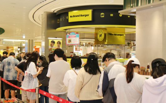 23일 스타필드 수원 노브랜드 버거 팝업 매장에서 ‘NBB 어메이징 더블’을 200원에 선착순 100명에게 제공하는 프로모션에 참여하기 위한 고객들이 매장 오픈을 기다리고 있다.