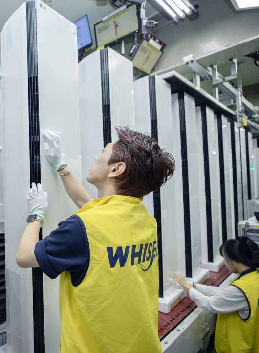 LG전자 직원들이 경남 창원의 LG전자 에어컨 생산라인에서 스탠드 에어컨을 생산하고 있는 모습.