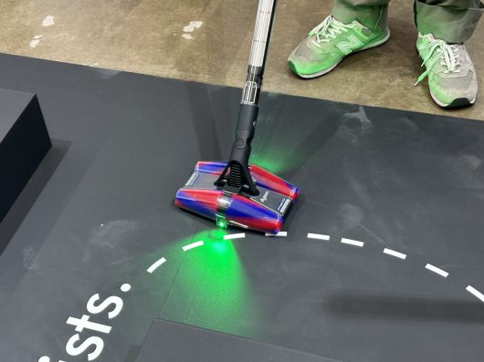 다이슨이 세상에서 가장 슬림한 무선청소기 ‘다이슨 펜슬백’을 공개했다. 제품을 시연 중인 모습.