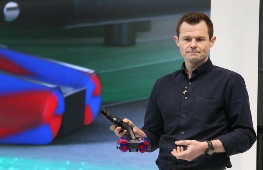 톰 무디(Tom Moody) 다이슨 홈 부문 글로벌 총괄이26일 성수에서 열린 신제품 출시 행사에서 펜슬백 FluffyCones™ 청소기를 직접 시연하고 있다.