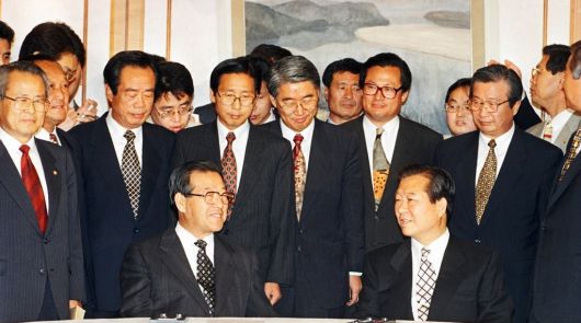 1996년 5월 국회 귀빈실당에서 김대중 국민회의 총재와 김종필 자민련 총재가 회담을 하고 있다.
