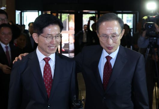 김문수 국민의힘 대선 후보와 이명박 전 대통령이 27일 서울 여의도 켄싱턴 호텔 로비에서 오찬 전 대화를 하고 있다. 2025.05.27.