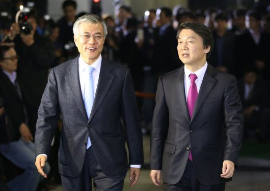 2012년 11월 문재인 민주통합당 후보와 안철수 무소속 후보가 서울 백범기념관에서 야권 후보 단일화 논의를 한 뒤 밝은 표정으로 다오고 있다.