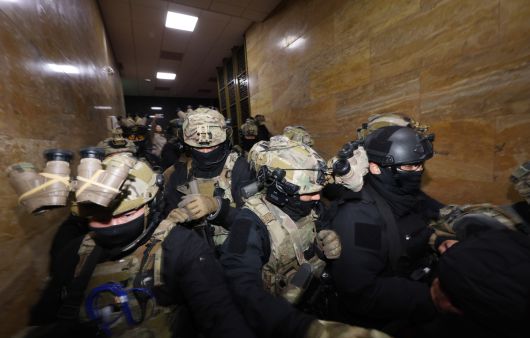 지난해 12월 서울 여의도 국회 내부로 계엄군이 진입하고 있다.