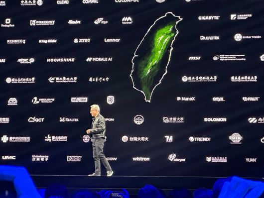 젠슨 황 엔비디아 최고경영자(CEO)가 아시아 최대 정보기술(IT) 박람회 ‘컴퓨텍스 2025’ 개막 하루 전인 19일(현지시간) 대만 뮤직센터 기조연설을 통해 차기 제품 출시 계획과 로드맵, 공급망 등을 공개했다. 황 CEO가 언급한 공급망의 대부분이 대만 기업이다.