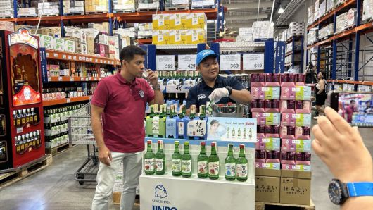 필리핀의 회원제 창고형 할인매장 S&R 멤버십 쇼핑(S&R Membership Shopping)에서 현지 소비자가 참이슬 오리지널을 시음하고 있다.