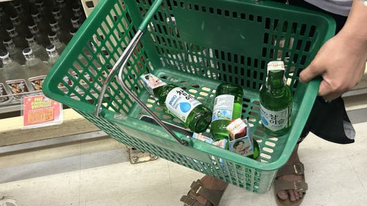 필리핀의 도매형 할인점 퓨어골드(Puregold) 파라냐케점에서 현지 소비자가 참이슬 후레쉬 등을 구매하고 있다.