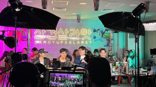 필리핀의 인기 한식 프랜차이즈 삼겹살라맛(Samgyupsalamat)에서 '진로라이브'가 진행되고 있다.