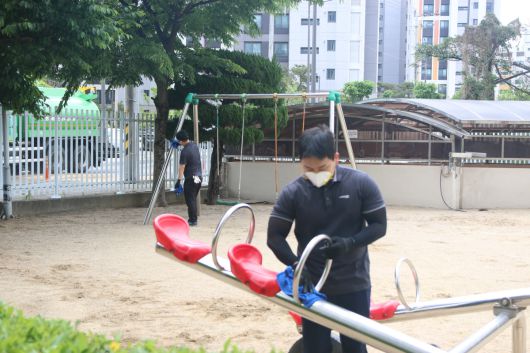 금호타이어 직원들로 구성된 자원봉사단이 광주공장 인근 아파트 및 어린이집 등의 공공 공간을 청소하고 있다.