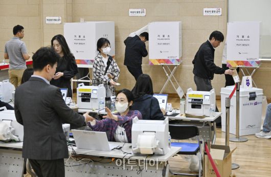 제21대 대통령 선거 사전투표가 시작된 29일 서울 마포구 용강동주민센터에 마련된 용강동 사전투표소에서 시민들이 사전투표를 하고 있다. 사전투표는 이날부터 30일까지 이틀간 오전 6시부터 오후 6시까지 실시된다. 본투표는 내달 3일에 실시된다. 조현호 기자 hyunho@