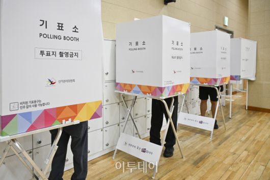 제21대 대통령 선거 사전투표가 시작된 29일 서울 마포구 용강동주민센터에 마련된 용강동 사전투표소에서 시민들이 사전투표를 하고 있다. 사전투표는 이날부터 30일까지 이틀간 오전 6시부터 오후 6시까지 실시된다. 본투표는 내달 3일에 실시된다. 조현호 기자 hyunho@