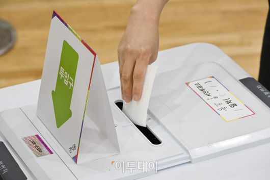 제21대 대통령 선거 사전투표가 시작된 29일 서울 마포구 용강동주민센터에 마련된 용강동 사전투표소에서 시민들이 사전투표를 하고 있다. 사전투표는 이날부터 30일까지 이틀간 오전 6시부터 오후 6시까지 실시된다. 본투표는 내달 3일에 실시된다. 조현호 기자 hyunho@