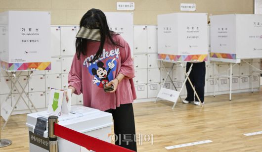 제21대 대통령 선거 사전투표가 시작된 29일 서울 마포구 용강동주민센터에 마련된 용강동 사전투표소에서 시민들이 사전투표를 하고 있다. 사전투표는 이날부터 30일까지 이틀간 오전 6시부터 오후 6시까지 실시된다. 본투표는 내달 3일에 실시된다. 조현호 기자 hyunho@