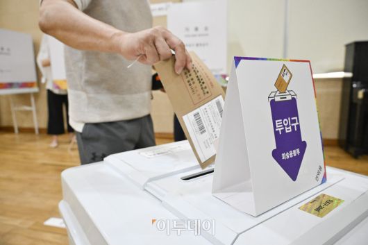 제21대 대통령 선거 사전투표가 시작된 29일 서울 마포구 용강동주민센터에 마련된 용강동 사전투표소에서 관외투표자들이 투표 후 회송용 봉투에 봉합한 투표지를 투표함에 넣고 있다. 사전투표는 이날부터 30일까지 이틀간 오전 6시부터 오후 6시까지 실시된다. 본투표는 내달 3일에 실시된다. 조현호 기자 hyunho@