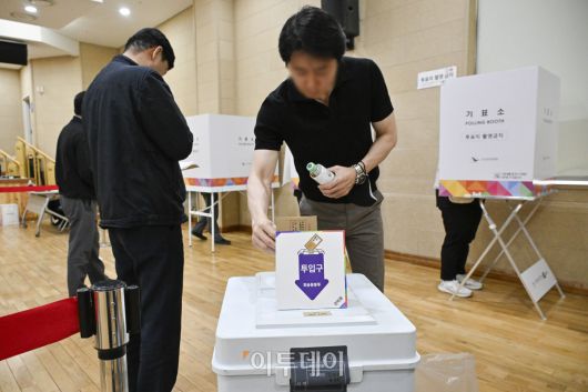 제21대 대통령 선거 사전투표가 시작된 29일 서울 마포구 용강동주민센터에 마련된 용강동 사전투표소에서 관외투표자들이 투표 후 회송용 봉투에 봉합한 투표지를 투표함에 넣고 있다. 사전투표는 이날부터 30일까지 이틀간 오전 6시부터 오후 6시까지 실시된다. 본투표는 내달 3일에 실시된다. 조현호 기자 hyunho@