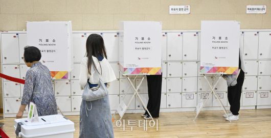 제21대 대통령 선거 사전투표가 시작된 29일 서울 마포구 용강동주민센터에 마련된 용강동 사전투표소에서 시민들이 사전투표를 하고 있다. 사전투표는 이날부터 30일까지 이틀간 오전 6시부터 오후 6시까지 실시된다. 본투표는 내달 3일에 실시된다. 조현호 기자 hyunho@