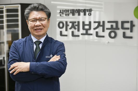 김현중 안전보건공단 이사장이 22일 서울 중구 안전보건공단 서울광역본부에서 이투데이와 인터뷰에 앞서 포즈를 취하고 있다. 조현호 기자 hyunho@