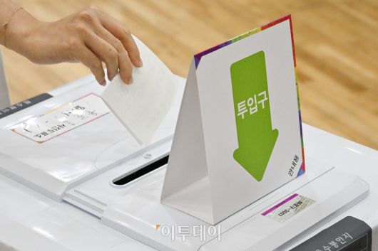 제21대 대통령 선거 사전투표가 시작된 29일 서울 마포구 용강동주민센터에 마련된 용강동 사전투표소에서 시민들이 사전투표를 하고 있다. 사전투표는 이날부터 30일까지 이틀간 오전 6시부터 오후 6시까지 실시된다. 본투표는 내달 3일에 실시된다. 조현호 기자 hyunho@