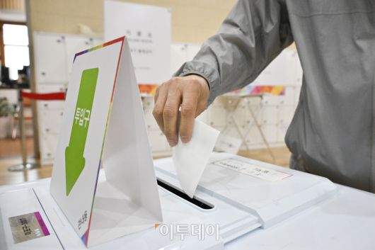 제21대 대통령 선거 사전투표가 시작된 29일 서울 마포구 용강동주민센터에 마련된 용강동 사전투표소에서 시민들이 사전투표를 하고 있다. 사전투표는 이날부터 30일까지 이틀간 오전 6시부터 오후 6시까지 실시된다. 본투표는 내달 3일에 실시된다. 조현호 기자 hyunho@