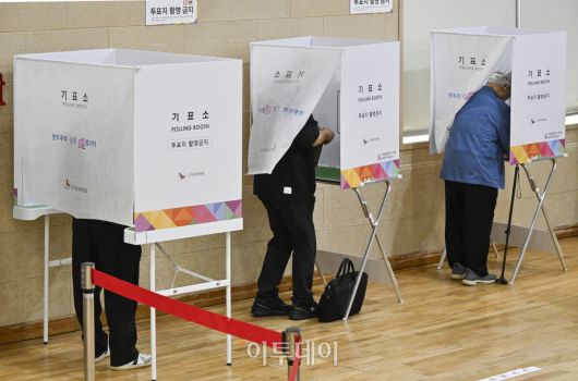 제21대 대통령 선거 사전투표가 시작된 29일 서울 마포구 용강동주민센터에 마련된 용강동 사전투표소에서 시민들이 사전투표를 하고 있다. 사전투표는 이날부터 30일까지 이틀간 오전 6시부터 오후 6시까지 실시된다. 본투표는 내달 3일에 실시된다. 조현호 기자 hyunho@