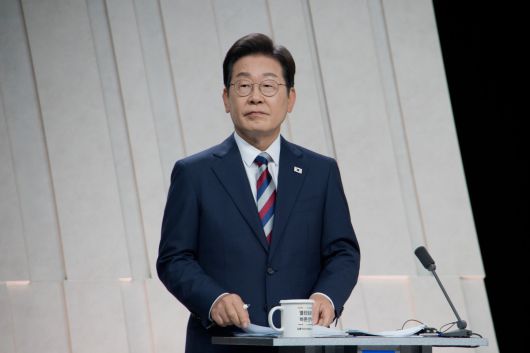 더불어민주당 이재명 후보가 27일 서울 마포구 상암동 MBC 스튜디오에서 열린 정치 분야 TV토론회를 준비하고 있다.