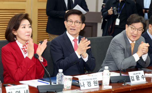 김문수 고용노동부 장관, 권성동 국민의힘 원내대표, 나경원 의원이 19일 오전 서울 여의도 국회 의원회관 세미나실에서 열린 2030·장년 모두 Win-Win하는 노동개혁 대토론회에서 박수를 치고 있다. 2025.02.19.