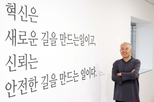 황철주 주성엔지니어링 회장이 13일 경기 용인시 주성엔지니어링 용인R&D센터에서 이투데이와 인터뷰에 앞서 포즈를 취하고 있다. 신태현 기자 holjjak@