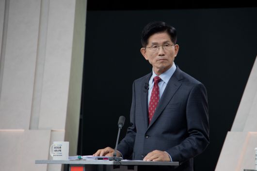 국민의힘 김문수 후보가 27일 서울 마포구 상암동 MBC 스튜디오에서 열린 정치 분야 TV토론회를 준비하고 있다.