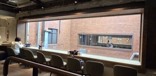 스타벅스 광장마켓점 2층 매장 내부 전경