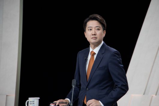 개혁신당 이준석 후보가 27일 서울 마포구 상암동 MBC 스튜디오에서 열린 정치 분야 TV토론회를 준비하고 있다.