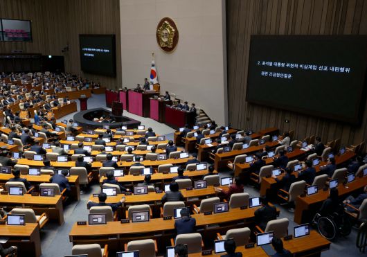 11일 서울 여의도 국회 본회의장에서 윤석열 대통령 위헌적 비상계엄 선포 내란행위 관련 긴급현안질문이 진행되고 있다. 신태현 기자 holjjak@